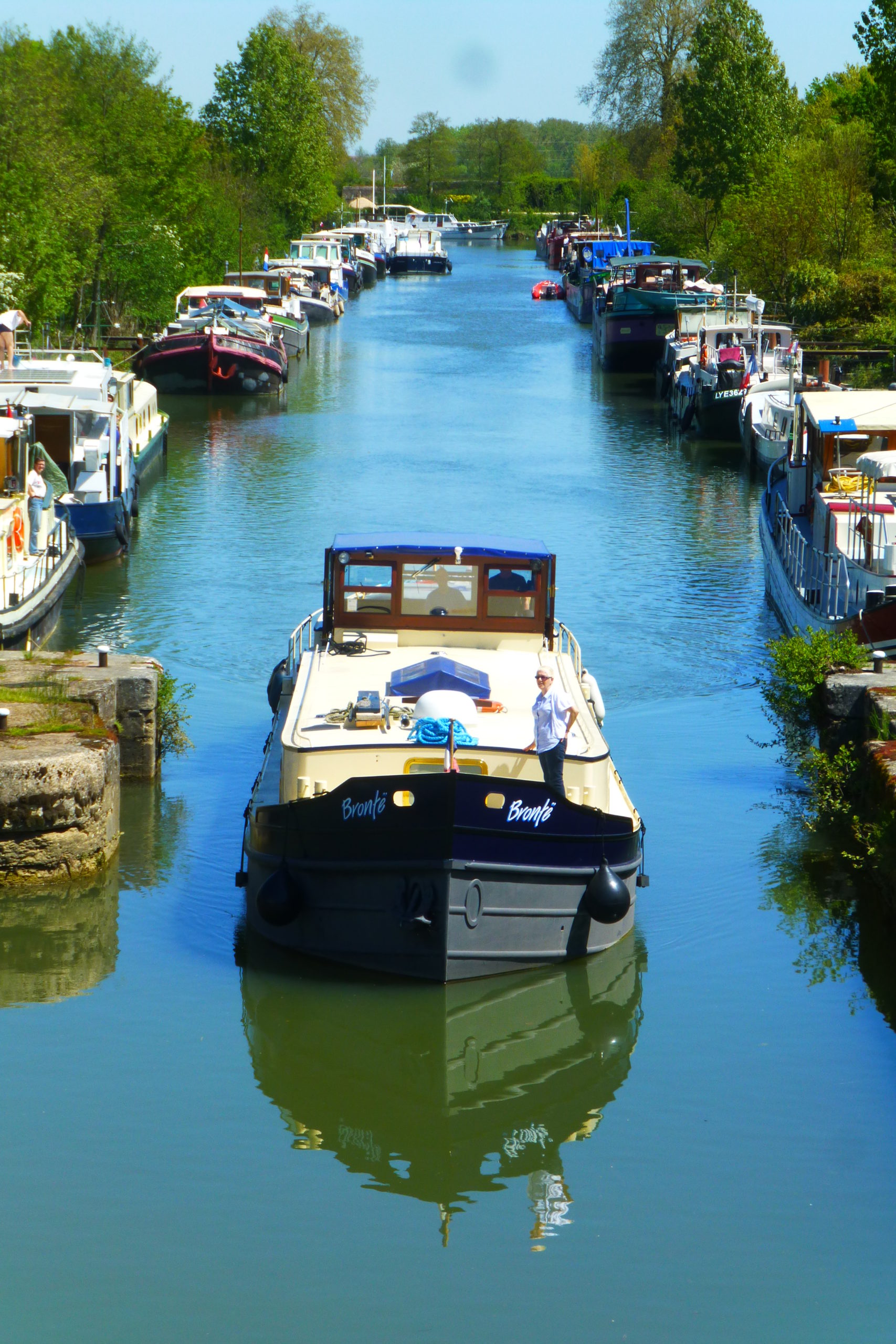 Barge in the river port in Saint-Usage