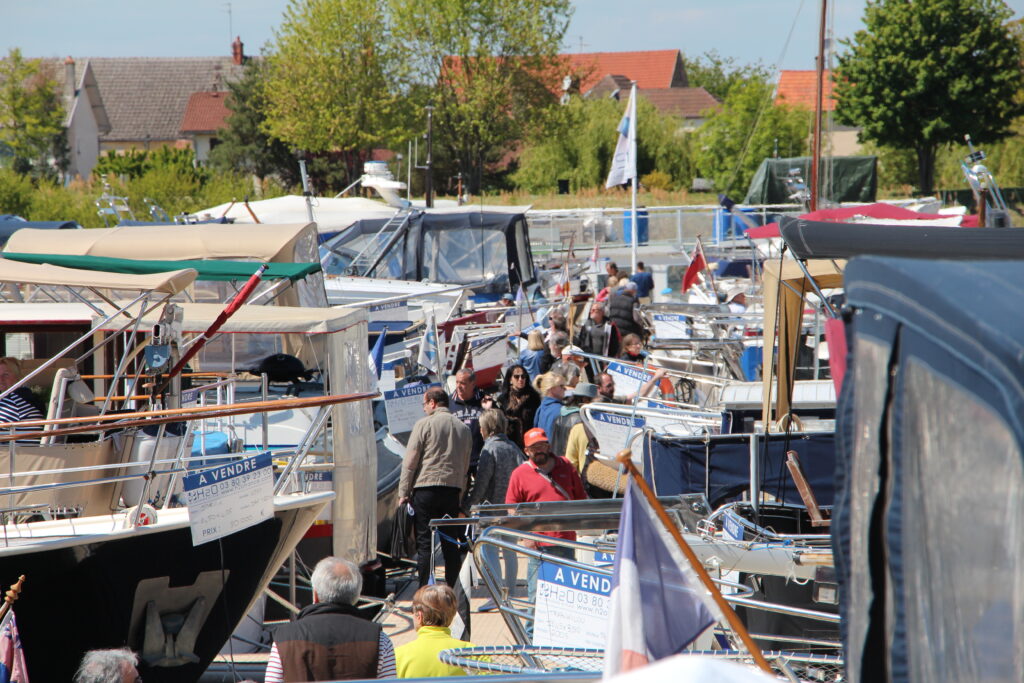 Sales pontoon, new and used boats