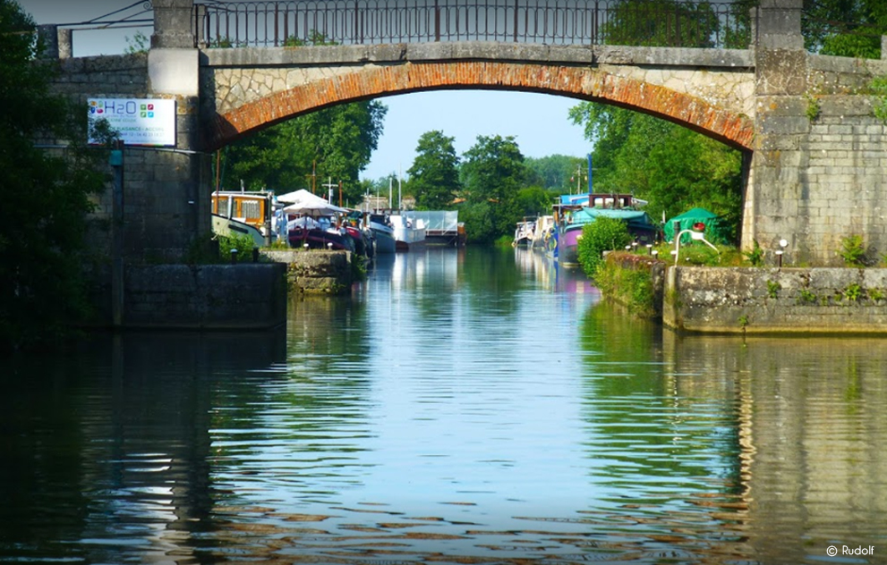 River port of the old lock in Saint-Usage