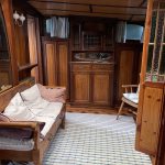 Autre vue de la cabine arrière où l'on voit la banquette à gauche, et l'entrée du passage vers la timonerie à droite.
