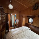 Autre vue de la cabine avant gauche. On voit la porte de la chambre ainsi que la salle de bain attenante.