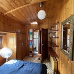 Autre vue de la cabine droite. On voit la porte d'entrée de la chambre et la salle de bain attenante.