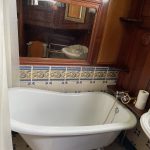 Photo de la baignoire de la cabine arrière.