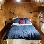 Image de la cabine située à droite du bateau. Elle est composée de deux lits simples