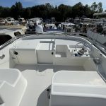 Image du poste de pilotage extérieur du bateau. Il est blanc.