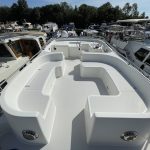 Image de la banquette blanche de forme arrondie située au milieu du pont arrière du bateau