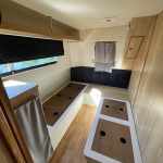 Photo de la cabine babord du bateau avec le même parquet au sol. On y voit deux