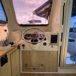 Focus sur le poste de pilotage intérieur du bateau.