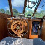 Image du poste de pilotage intérieur du bateau en bois.
