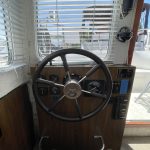 Poste de pilotage en bois du bateau