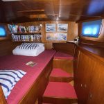 Photo de la cabine arrière du bateau. Le lit se situe à gauche et est accessible par un petit escalier