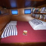Image du lit double de la cabine arrière du bateau