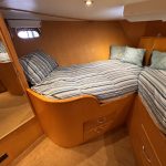 Image de la cabine située à l'avant du bateau. Elle est constituée de deux lits simples