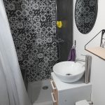 Photo de la salle de bain équipée d'une douche, d'un évier et d'un toilette électrique