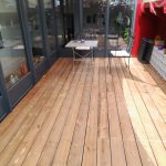 Image de la terrasse inférieure en bois clair.