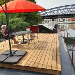 Image de la terrasse située sur le pont