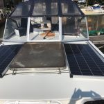 Photo des panneaux solaires installés à l'avant du bateau.