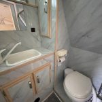 Photo des toilettes blanches du bateau.