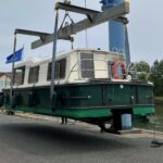 Jeanneau Eau Claire 930 river cruiser Cassis (1985) – green hull lifted out by crane