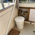 Jeanneau Eau Claire 930 river cruiser Cassis (1985) – saloon storage and provisions shelf