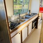 Jeanneau Eau Claire 930 river cruiser Cassis (1985) – galley with double sink, hob and oven