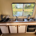Jeanneau Eau Claire 930 river cruiser Cassis (1985) – fitted galley worktop and window