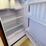 Jeanneau Eau Claire 930 river cruiser Cassis (1985) – open fridge with wire shelves