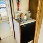 Jeanneau Eau Claire 930 river cruiser Cassis (1985) – fridge unit and fire extinguisher
