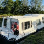 Jeanneau Eau Claire 930 river cruiser Cassis (1985) – port stern view from the bank