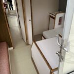 Jeanneau Eau Claire 930 river cruiser Cassis (1985) – passageway to aft cabin and washbasin