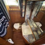 Pedro 30 Dutch motor cruiser Hiva Oa (1991) – marine toilet and washbasin in heads