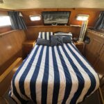 Pedro 30 Dutch motor cruiser Hiva Oa (1991) – cabin with double bed and TV