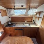 Smelne 1140 Dutch motor cruiser Dreamflower (1985) – galley with gas hob, oven and sink