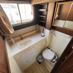 Locaboat 930 canal cruiser Sérénité (1981) – bathroom with washbasin, toilet and mirror