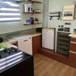 Freycinet barge 30 m Au Fil de l'Eau (1956) – galley with cooker and refrigerator