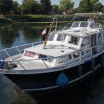 Smelne 1140 Dutch motor cruiser Dreamflower (1985) – starboard side view under way