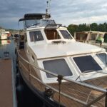 Linssen 372 SX LE VOGUE Dutch motor yacht (1992) – bow exterior view from the pontoon