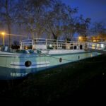 Freycinet barge 30 m Au Fil de l'Eau (1956) – bow and port side moored at night