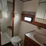 Aquanaut 11 m Dutch motor cruiser Aldebaran (1994) – shower room with toilet