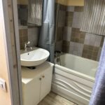 Freycinet barge 30 m Au Fil de l'Eau (1956) – shower room with washbasin, bathtub and tiling
