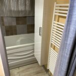 Freycinet barge 30 m Au Fil de l'Eau (1956) – shower room with bathtub and towel radiator