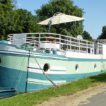 Freycinet barge 30 m Au Fil de l'Eau (1956) – bow and foredeck with parasol