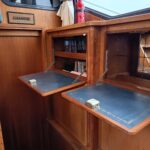 Linssen 372 SX LE VOGUE Dutch motor yacht (1992) – varnished wood lockers and desk