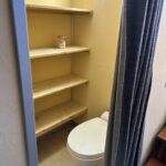 Freycinet barge 30 m Au Fil de l'Eau (1956) – crew toilet with wooden shelves