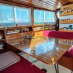 Dutch motor cruiser Helena Cruiser (1980) – dinette with table and benches