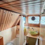 Dutch motor cruiser Helena Cruiser (1980) – bathroom with bathtub and basin