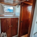 Dutch motor cruiser Helena Cruiser (1980) – companionway with mahogany lockers