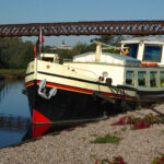 Dutch Luxe-Motor barge 14.50 m (1928) – bow view of the barge moored at the quay