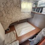Nicols 1100 river cruiser Lodève (1998) – cabin with double berth and shelves