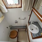 Van Vliet Atico 38 motor cruiser Joanne (1994) – second toilet room with WC and washbasin